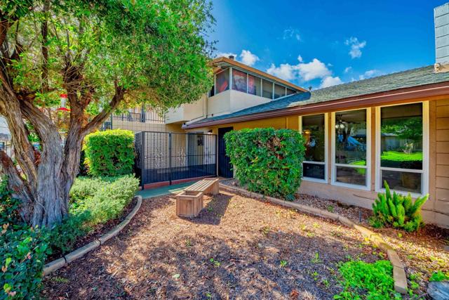 Detail Gallery Image 3 of 32 For 514 Shady Ln #C,  El Cajon,  CA 92021 - 2 Beds | 2 Baths