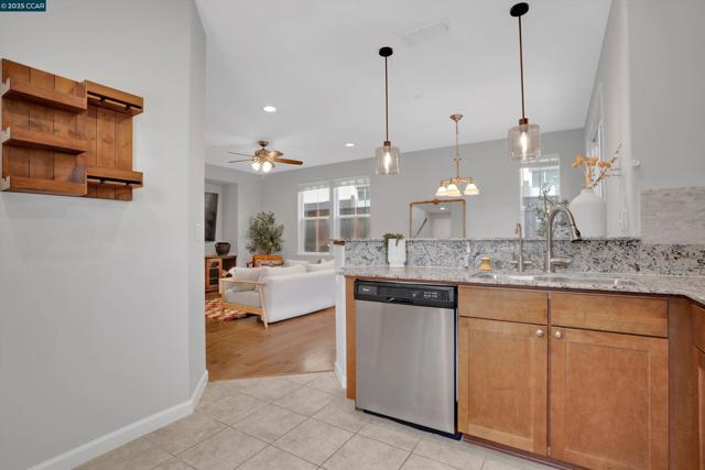 218 Ladybug Ln, Martinez CA: https://media.crmls.org/mediaz/bc6c868a-fc2d-4c6c-b5b7-70e37e38f57e.jpg