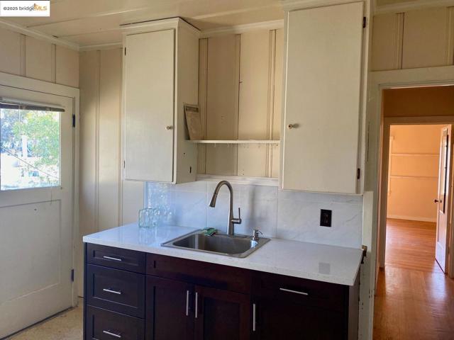 1100 Park AVE, Alameda CA: https://media.crmls.org/mediaz/bc6d10a5-637d-4002-af8c-b22dec3be314.jpg