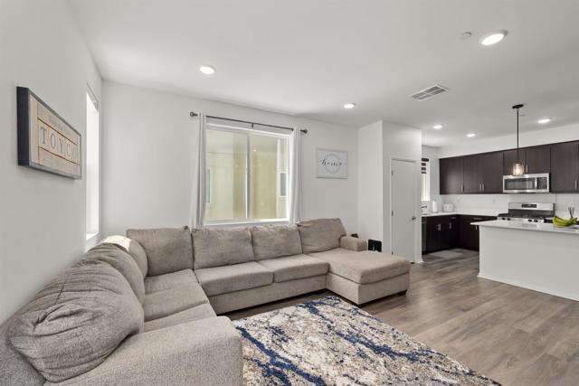 5506 Sandcliff Ln, San Diego CA: https://media.crmls.org/mediaz/bc6d32af-436d-4faf-a96f-22369ab20394.jpg