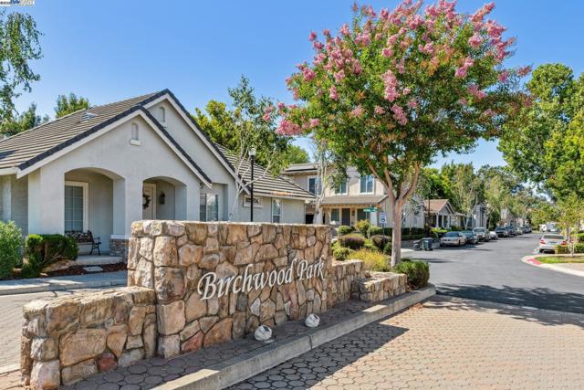 5929 Linwood Cmn, Livermore CA: https://media.crmls.org/mediaz/bc6ed49d-ed53-44ef-8b05-fe632a7ffc0b.jpg