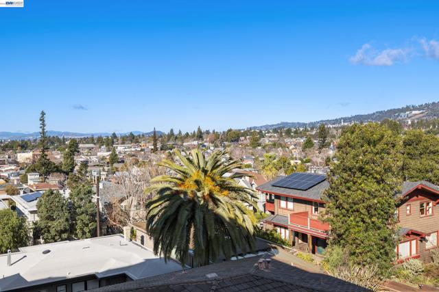 5405 Carlton St, Oakland CA: https://media.crmls.org/mediaz/bc6f00da-d5c9-4636-b318-17c450722a8b.jpg