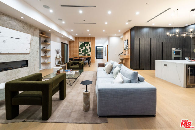 4532 Calhoun Avenue, Sherman Oaks CA: https://media.crmls.org/mediaz/bc6f7032-6e20-4141-95c8-d80f1834ac4c.jpg