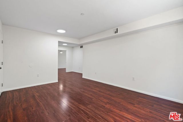 15939 Victory Boulevard, Van Nuys CA: https://media.crmls.org/mediaz/bc6f9cc6-8243-4ec0-9457-cd0a6cd63c09.jpg