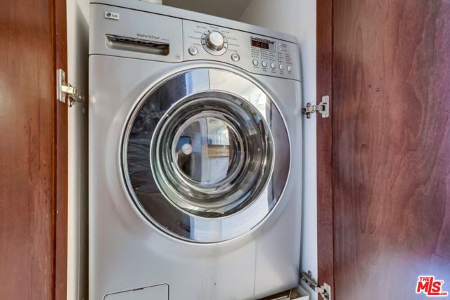 7320 Hawthorn Avenue, Los Angeles CA: https://media.crmls.org/mediaz/bc716c85-bf09-44bb-849c-7b83854a6a2d.jpg