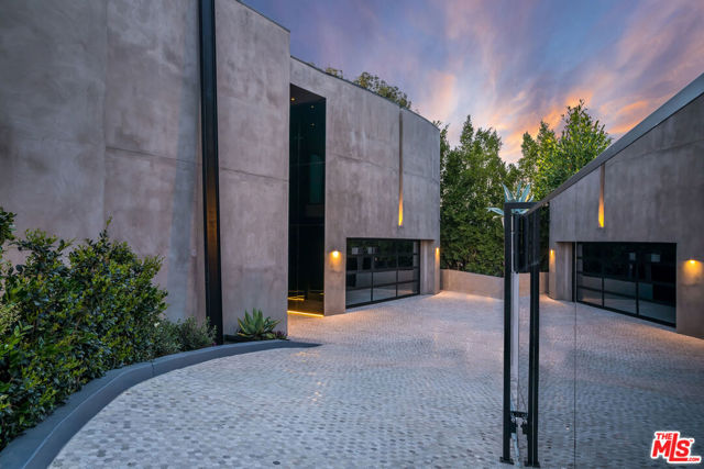 9406 Lloydcrest Drive, Beverly Hills CA: https://media.crmls.org/mediaz/bc725d16-35b3-4c50-b4c4-189eebc89723.jpg