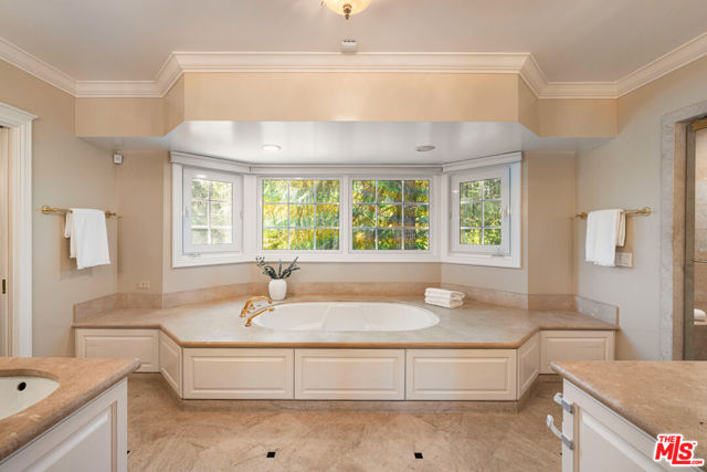 5404 Topeka Drive, Tarzana CA: https://media.crmls.org/mediaz/bc748ffe-9d73-4305-bcf4-9f69611fdebe.jpg
