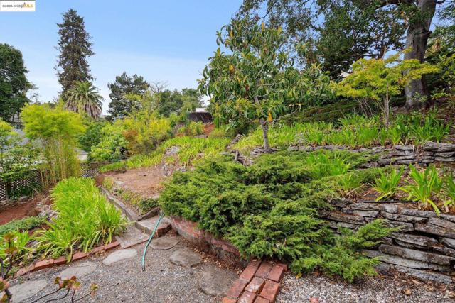 618 Boulevard Way, Piedmont CA: https://media.crmls.org/mediaz/bc763452-33b0-4f77-8d4c-79b5dcf28243.jpg