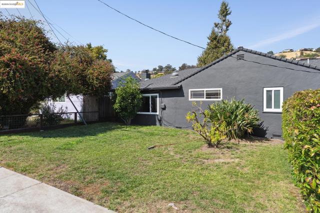 Image 40 of 60 For 2069 Horne St