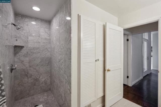 35 Tiger Tail Court, Orinda CA: https://media.crmls.org/mediaz/bc781daf-0687-4ded-ad30-1862653f6833.jpg