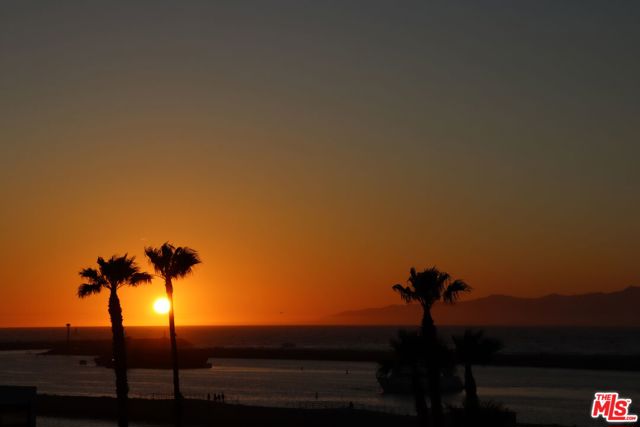 6220 Pacific Avenue, Playa del Rey CA: https://media.crmls.org/mediaz/bc784ce8-77bc-4545-8375-26b60fe9515a.jpg