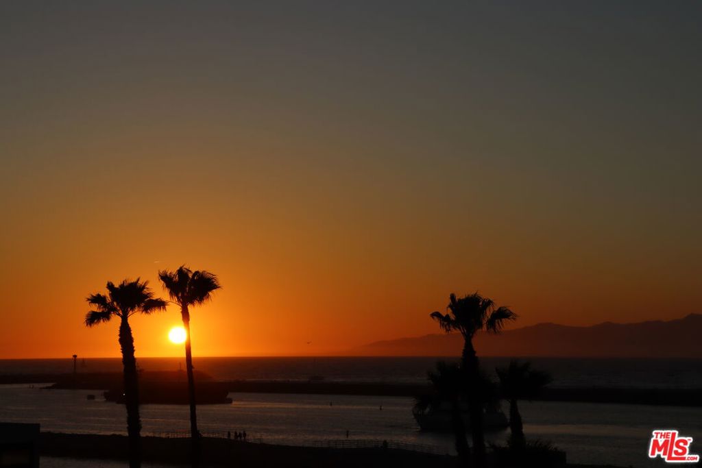 https://media.crmls.org/mediaz/bc784ce8-77bc-4545-8375-26b60fe9515a.jpg?preset=X-Large