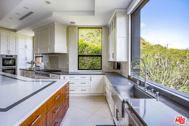 9852 San Circle, Beverly Hills CA: https://media.crmls.org/mediaz/bc78569a-772e-490b-9e6e-83d0f5ea78b0.jpg