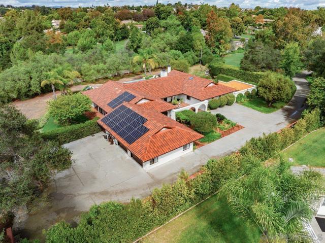 11 Country Glen Rd, Fallbrook CA: https://media.crmls.org/mediaz/bc78c3be-77f0-431f-818a-7fc4d4d73f08.jpg