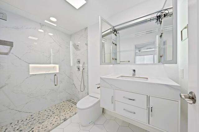 Image 18 of 35 For 43376 Cook St  220