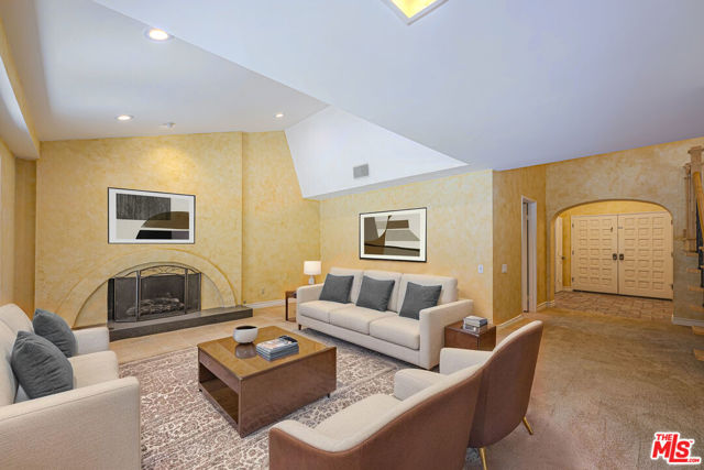 3926 Corte Cancion, Thousand Oaks CA: https://media.crmls.org/mediaz/bc78f7ae-1741-4bc6-816b-71083b147d95.jpg