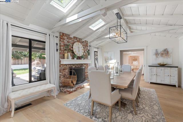 325 Crest Ave, Alamo CA: https://media.crmls.org/mediaz/bc79956b-5e70-4000-a066-12998dc59a15.jpg