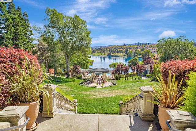 6192 Lakeview Cir, San Ramon CA: https://media.crmls.org/mediaz/bc7a3756-5022-4b3a-812e-1531f2643b89.jpg