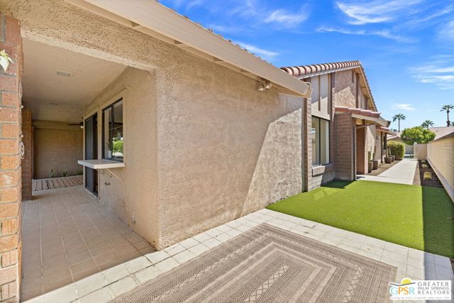 6 Joya Drive, Palm Desert CA: https://media.crmls.org/mediaz/bc7a3de1-7b47-496c-b7d8-7753995d6219.jpg
