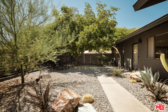 11051 Pinon Avenue, Morongo Valley CA: https://media.crmls.org/mediaz/bc7b35ef-f775-476e-9215-6bf4e4b40b1b.jpg