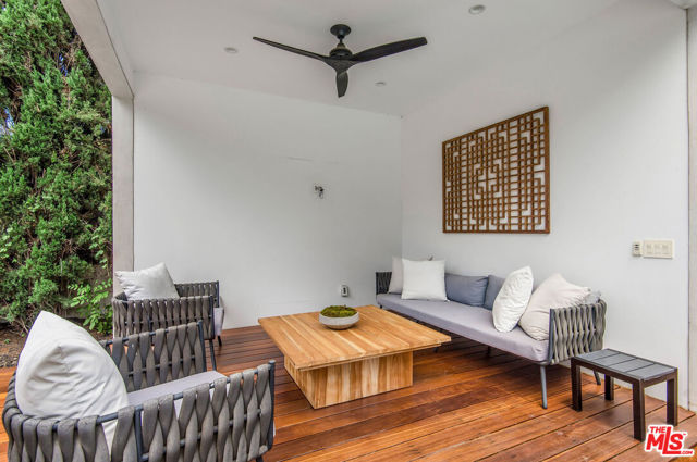 4544 Woodley Avenue, Encino CA: https://media.crmls.org/mediaz/bc7b5fbc-1950-4554-a8ab-620c84042353.jpg
