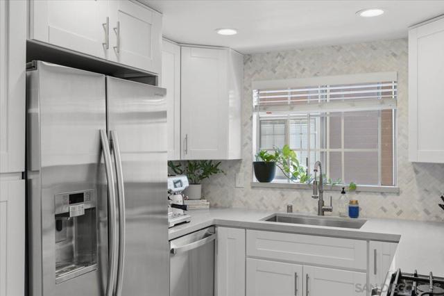 10180 Palm Glen Dr, Santee CA: https://media.crmls.org/mediaz/bc7bbd61-060d-458e-8779-5a9f13ad3014.jpg