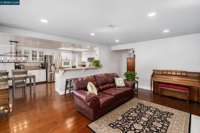 2060 Canyon Crest Ave, San Ramon CA: https://media.crmls.org/mediaz/bc7bbdc8-c803-44df-8aab-8a8e349c914a.jpg