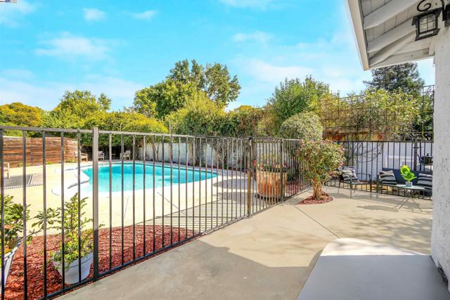 1662 Dorchester Pl, Concord CA: https://media.crmls.org/mediaz/bc7cc0aa-e6da-4687-b962-055a858f0b7f.jpg