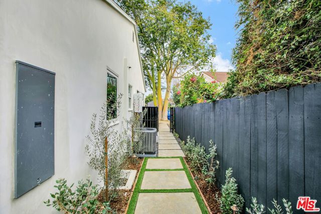2723 Burkshire Avenue, Los Angeles CA: https://media.crmls.org/mediaz/bc7d9b1a-bc61-4677-a834-b97690b9475f.jpg