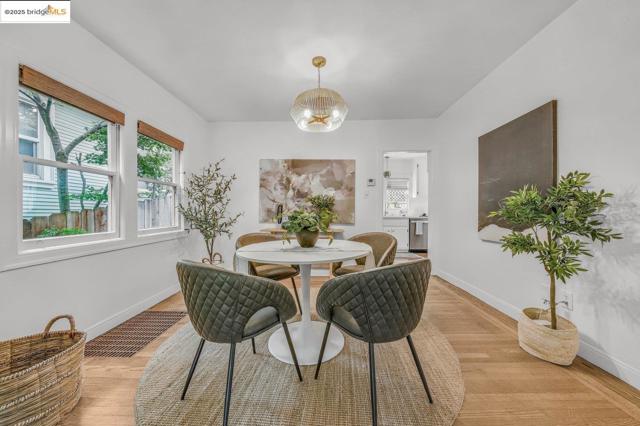 5925 Outlook Ave, Oakland CA: https://media.crmls.org/mediaz/bc7dafa9-2551-4747-bda3-659cf162247c.jpg