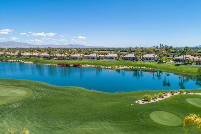 51686 Via Sorrento, La Quinta CA: https://media.crmls.org/mediaz/bc7dbfbf-49bb-46bb-90fd-94cd34c4b44b.jpg