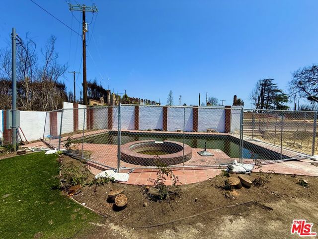 333 Lombard Avenue, Pacific Palisades CA: https://media.crmls.org/mediaz/bc802030-9217-41c4-b869-c9e378e01059.jpg