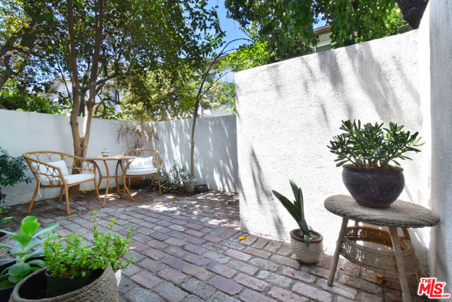 18611 Collins Street, E10 photo 3