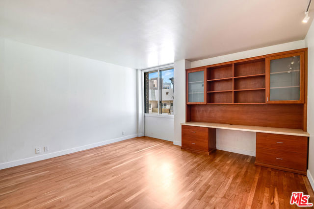 211 S Spalding Drive, Beverly Hills CA: https://media.crmls.org/mediaz/bc81743a-0e5a-48d1-8929-f829bc4104ef.jpg