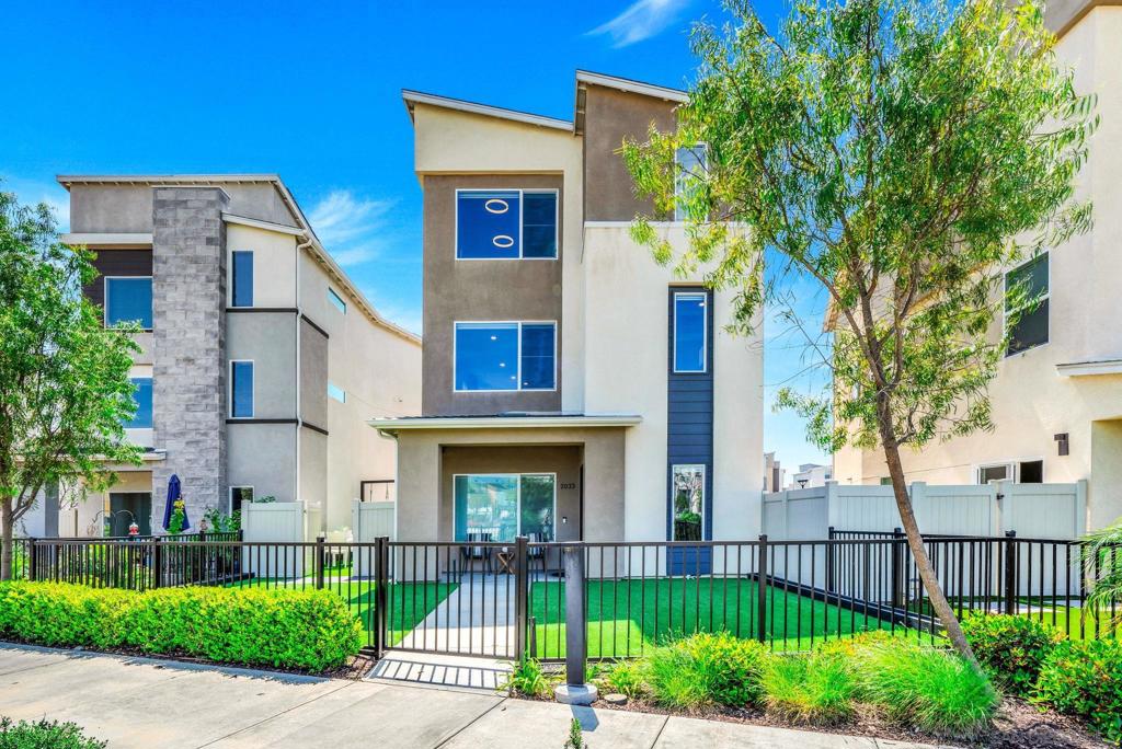 2033 Aquarius St