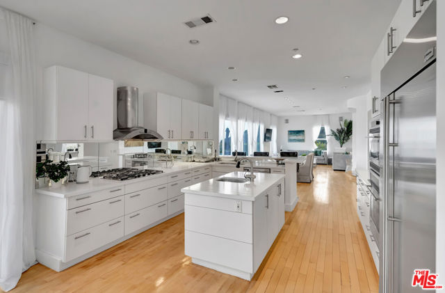 2752 Stone View Court, Los Angeles CA: https://media.crmls.org/mediaz/bc841ff0-6057-4a06-8324-ca665a94626e.jpg