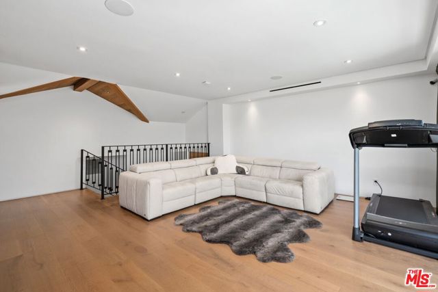 16015 Valley Wood Road, Sherman Oaks CA: https://media.crmls.org/mediaz/bc845d07-0b95-464d-9948-680ef6075434.jpg