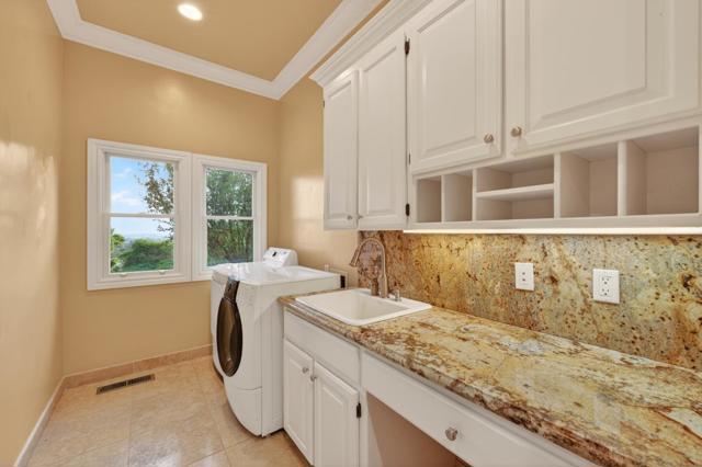 9540 Via Del Oro, Gilroy CA: https://media.crmls.org/mediaz/bc8481da-7762-4739-8133-e2aee2adbed0.jpg