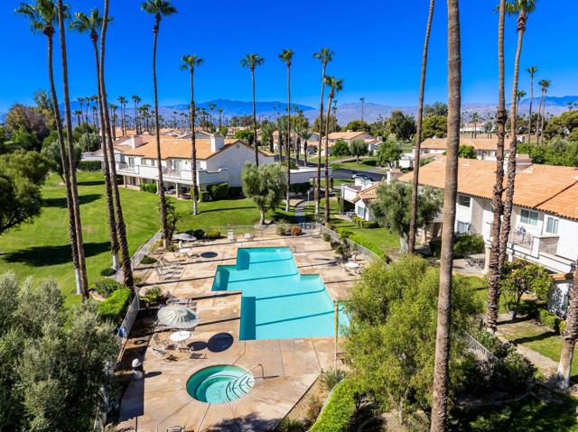 357 Desert Falls E Drive, Palm Desert CA: https://media.crmls.org/mediaz/bc84855d-febd-4c33-a51f-93accb24d86d.jpg