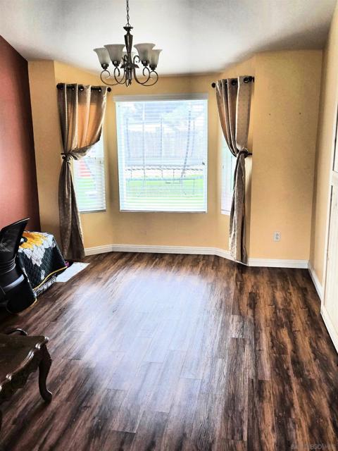 1552 Merlot Ct, Vista CA: https://media.crmls.org/mediaz/bc84ad01-085c-4473-b42f-afe1653d9610.jpg