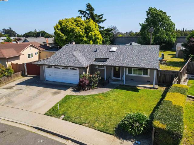 34505 Salinas Pl, Fremont CA: https://media.crmls.org/mediaz/bc84f232-876e-499b-83fc-009e285c4c01.jpg