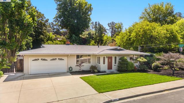 2371 Mallard Dr, Walnut Creek CA: https://media.crmls.org/mediaz/bc860dd2-63ce-4113-bfa1-855d03b3bc9e.jpg