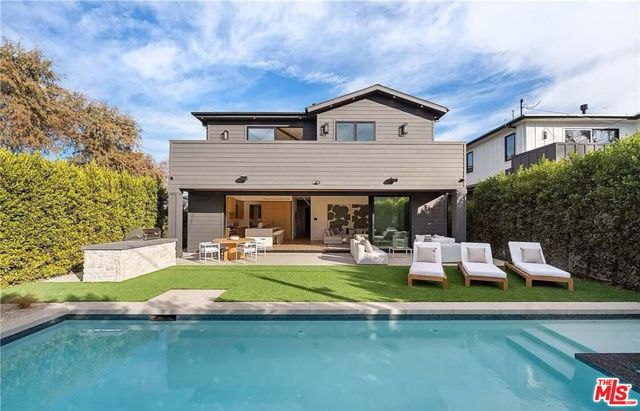 4453 Gentry Avenue, Valley Village CA: https://media.crmls.org/mediaz/bc863df2-ad54-4cd1-8d09-310f70d5d549.jpg