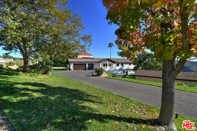 130 Dapplegray Road, Bell Canyon CA: https://media.crmls.org/mediaz/bc8879b8-c647-4feb-bfa4-b7052335d859.jpg