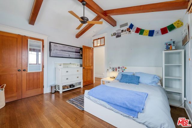 933 W Venezia Avenue, Venice CA: https://media.crmls.org/mediaz/bc890e78-1db8-4a1d-a99f-dc7391862e52.jpg