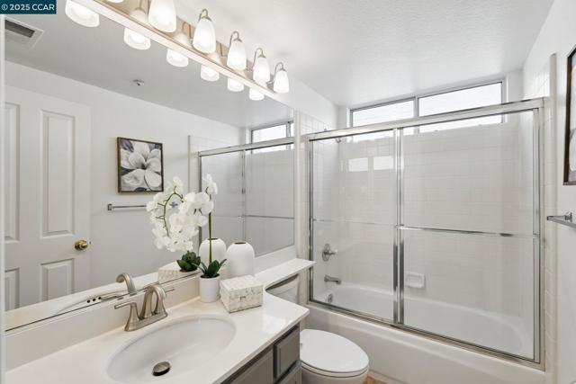 30300 Meridien Cir, Union City CA: https://media.crmls.org/mediaz/bc8960cb-c96a-4f5e-9fc1-cad7d90b440e.jpg
