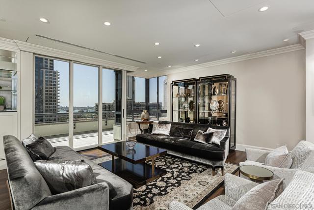 700 Front St, San Diego CA: https://media.crmls.org/mediaz/bc89d618-a019-4b21-b54c-9ddf7dcdc2ea.jpg