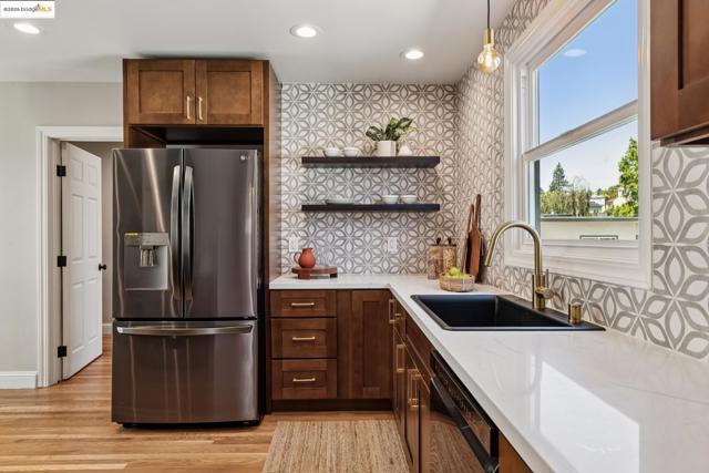 4015 Rhoda Ave, Oakland CA: https://media.crmls.org/mediaz/bc8a30e2-19d9-4e80-a0dc-dad0c2edec3f.jpg
