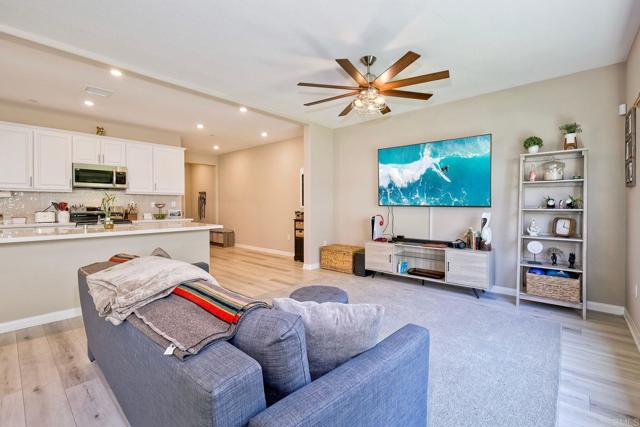 Detail Gallery Image 4 of 31 For 1715 Crabapple Way, Oceanside,  CA 92056 - 3 Beds | 2/1 Baths