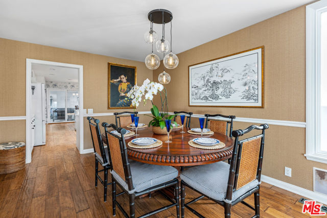 31658 Broad Beach Road, Malibu CA: https://media.crmls.org/mediaz/bc8bfa30-15ed-49ae-ac7e-579f10c91778.jpg